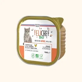 Een 100 gram bakje biologische graanvrije gevogelteterrine voor katten van Felichef