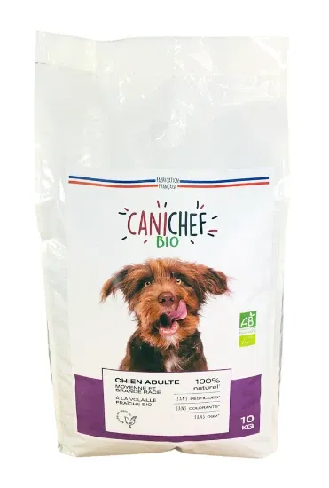 Een tien kilogram zak biologisch hondenvoer voor middelgrote en grote rassen