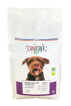 Een tien kilogram zak biologisch hondenvoer voor middelgrote en grote rassen