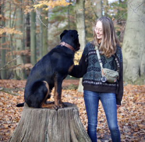 Jorine Harry en haar hond in het bos